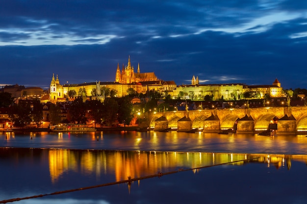 Skyline von Prag mit Veitsdom und Karlsbrücke bei Nacht, Tschechien