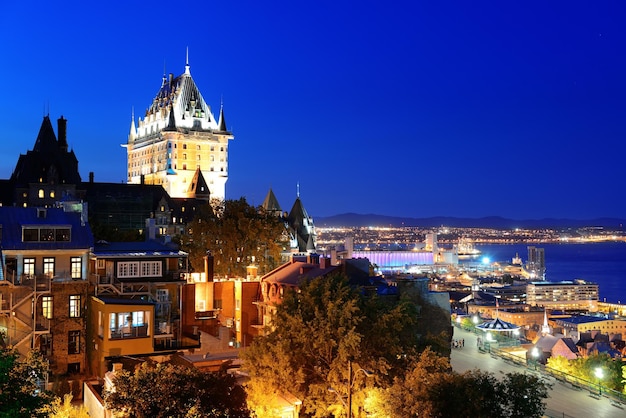 Skyline von Quebec City mit Chateau Frontenac in der Abenddämmerung vom Hügel aus gesehen