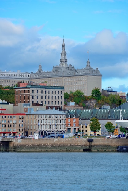 Skyline von Quebec City über den Fluss mit blauem Himmel und Wolken.