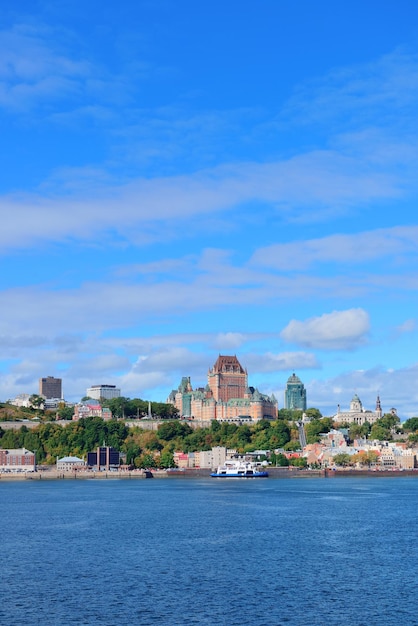 Skyline von Quebec City über den Fluss mit blauem Himmel und Wolken.