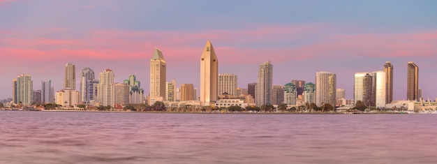 Skyline von San Diego bei Sonnenuntergang, CA