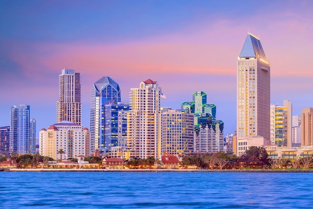 Skyline von San Diego bei Sonnenuntergang, CA