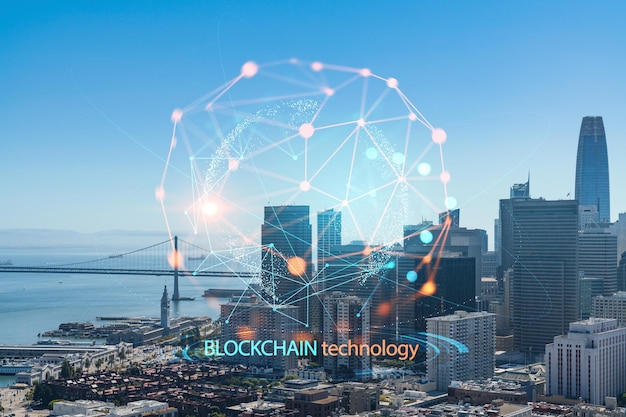 Skyline von San Francisco vom Coit Tower bis zum Financial District und Wohnvierteln Kalifornien USA Dezentralisierte Wirtschaft Blockchain-Kryptografie und Hologramm für das Konzept der Kryptowährung