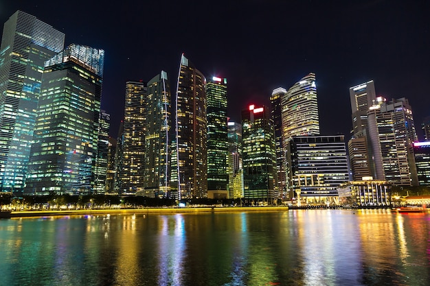 Skyline von Singapur bei Nacht