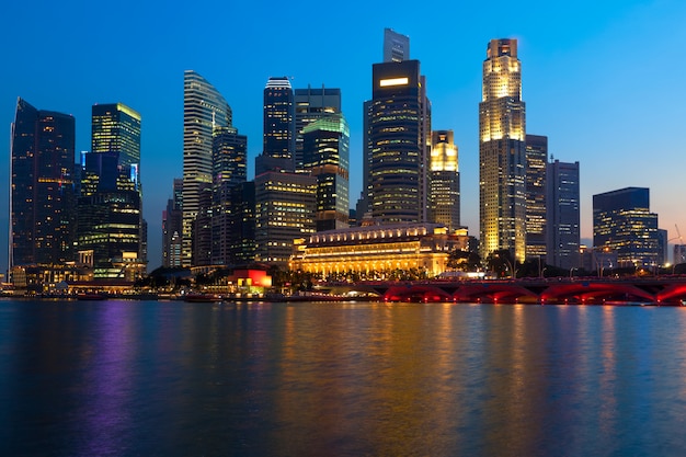 Skyline von Singapur und Fluss am Abend