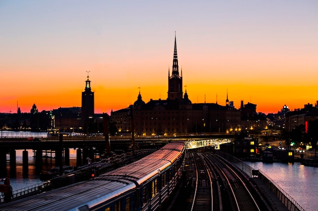 Skyline von Stockholm bei Sonnenuntergang, schöner Sonnenuntergang über der Altstadt von Stockholm (Gamla Stan)