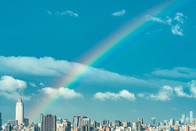 Skyline von Taipei City in der Innenstadt von Taipei Taiwanhelle Sonne scheint in der Mitte oben und ein großer Regenbogen