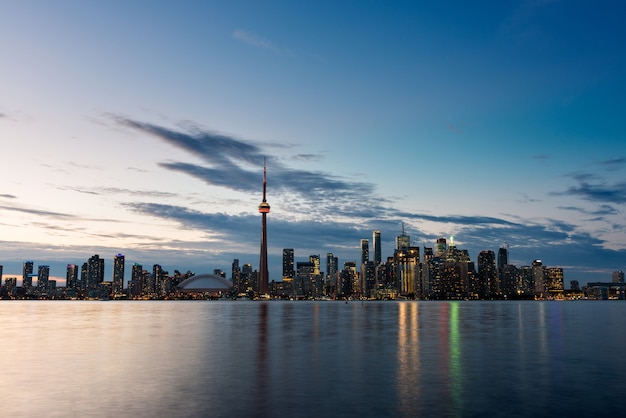 Skyline von Toronto mit dem Ontariosee im Vordergrund von Center Island aus gesehen