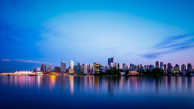 Skyline von Vancouver in der Abenddämmerung