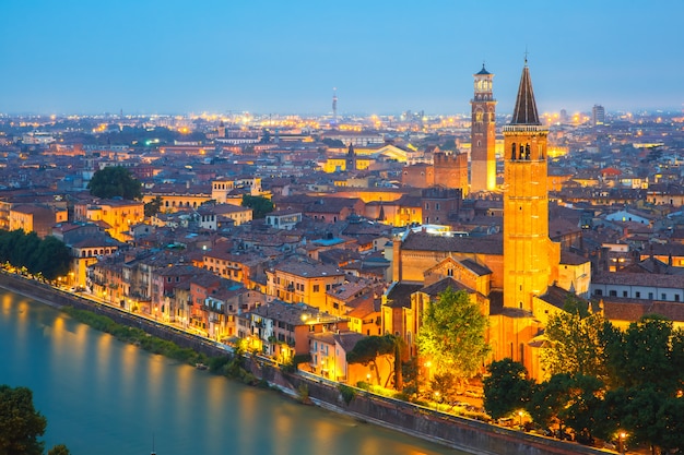 Skyline von Verona bei Nacht, Italien