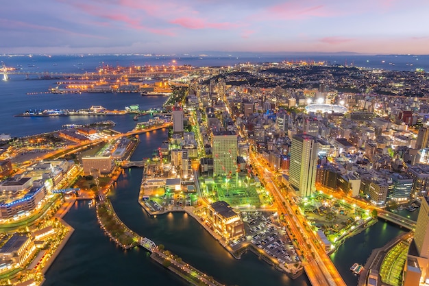 Skyline von Yokohama von der Draufsicht bei Sonnenuntergang in Japan