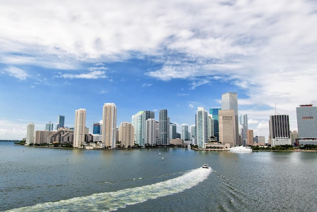 Skyline-Wolkenkratzer von Miami, Yacht oder Boot segeln neben der Innenstadt von Miami, Luftbild, Südstrand