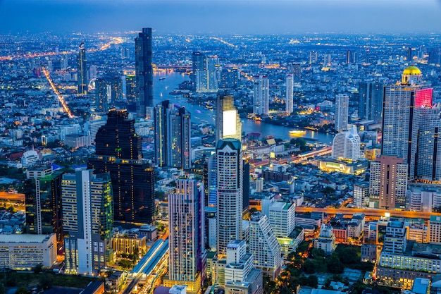 Skylineansicht des Bangkok-Geschäftsgebiets in der Nacht.