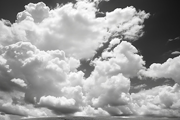 Skys Drama in Monochromie