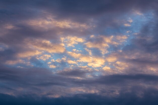 Skyscape de nubes mixtas