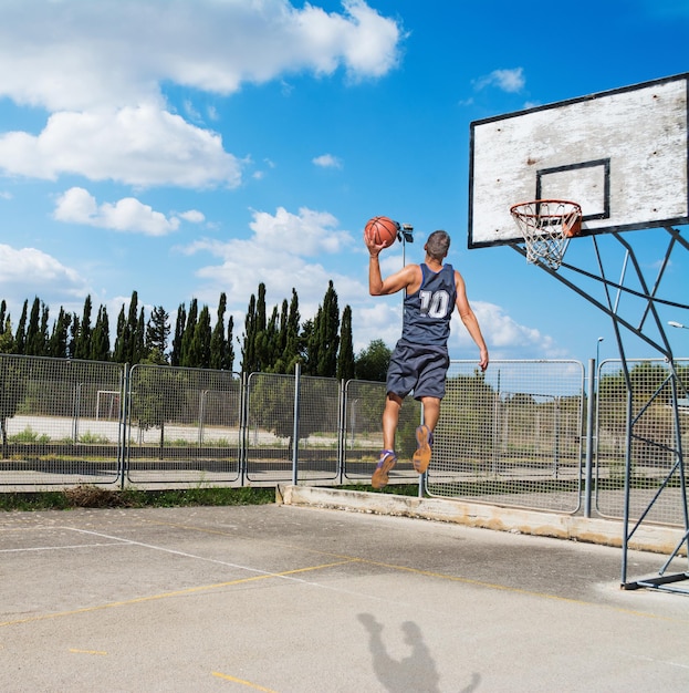 Slam dunk bajo las nubes