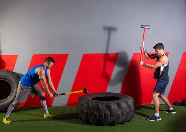 Sledgehammer Tire Hits men workout na academia