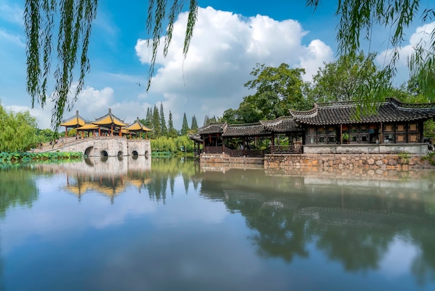 Slender West Lake Chinese Garden em Yangzhou China