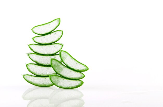 Slice Aloe Vera es una medicina herbal muy útil para el cuidado de la piel y el cabello.