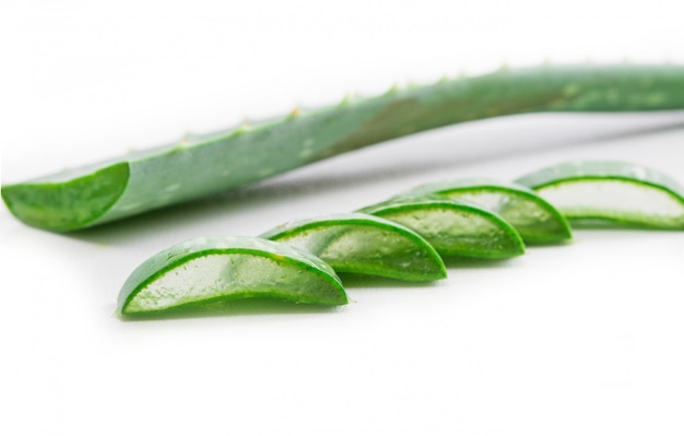 Slice Aloe Vera ist ein sehr nützliches Kräutermedikament für die Haut- und Haarpflege.