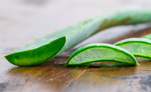 Foto slice aloe vera ist ein sehr nützliches pflanzliches arzneimittel zur haut- und haarpflege.