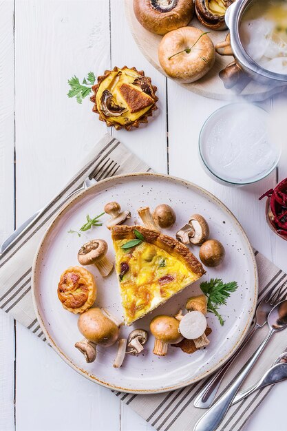 Foto slice de quiche de pastel de champignon de setas en un plato de cerámica sobre un fondo de madera blanca