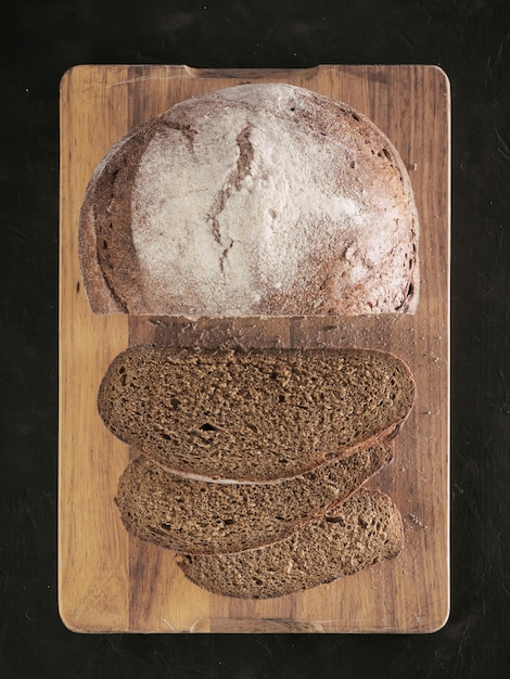 Foto sliced homemade sourdough rye bread top view