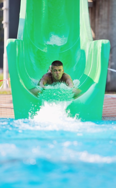 Slide acuático divertido en la piscina al aire libre