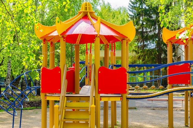 Slide infantil no playground em um dia de verão.