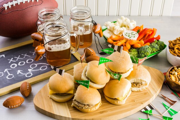 Sliders com bandeja vegetariana em cima da mesa para a festa do futebol.