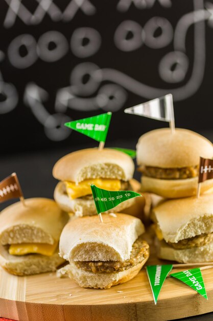 Foto sliders com bandeja vegetariana em cima da mesa para a festa do futebol.