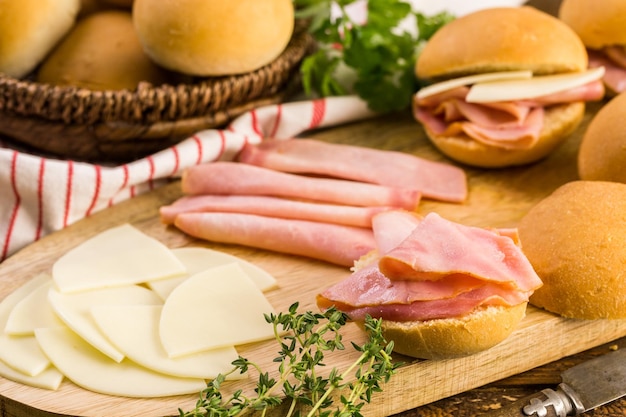 Foto sliders de presunto e queijo em pãezinhos caseiros.