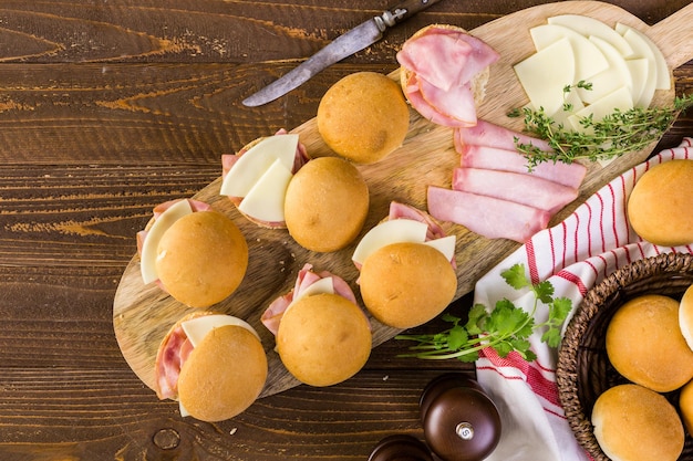 Sliders de presunto e queijo em pãezinhos caseiros.