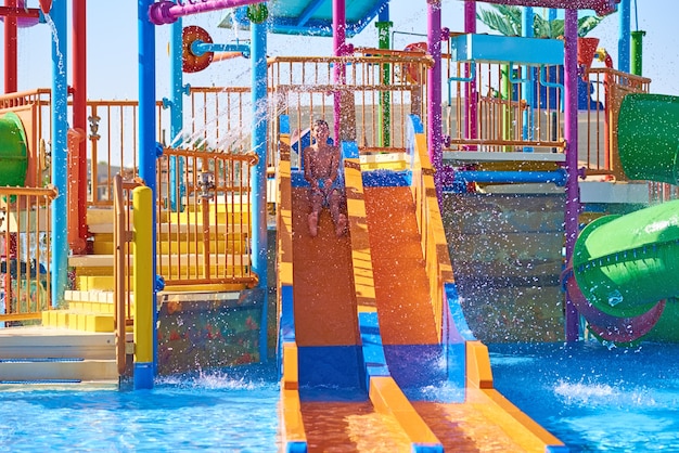 Slides coloridos no parque aquático
