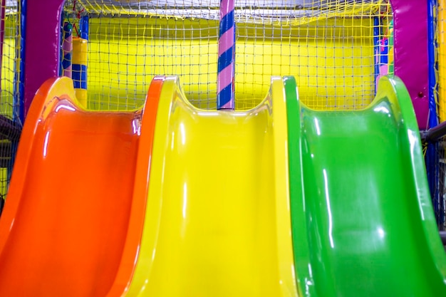 Foto slides infantis um playground divertido closeupxacslides infantis laranja amarelo e verde