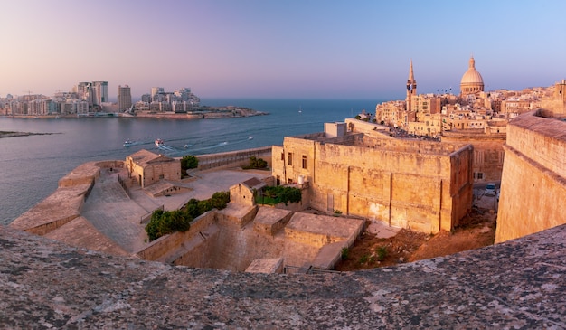 Sliema y el casco antiguo de La Valeta con la fortaleza, la iglesia de Nuestra Señora del Monte Carmelo y la Pro-Catedral Anglicana de San Pablo al atardecer, capital de Malta