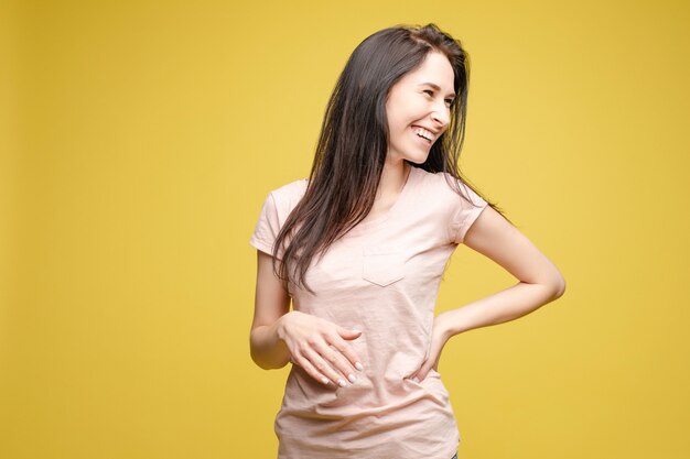 Slim mujer vestida con camiseta beige de pie estable