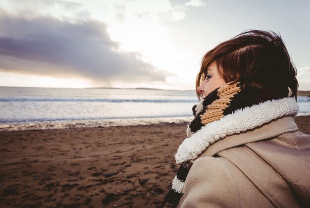 Slim Womam mit Blick auf das Meer