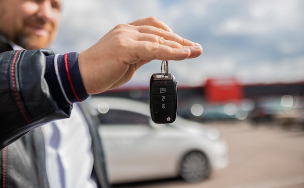 Slose Up Hand dando una llave de coche Concepto de transacción de venta de coches exitosa