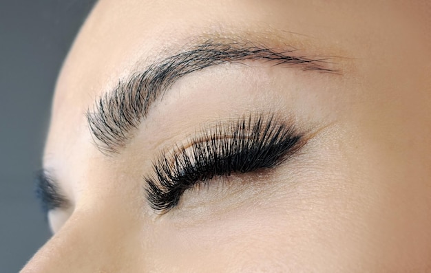 Slose up of eye con extensiones de pestañas en salón de belleza