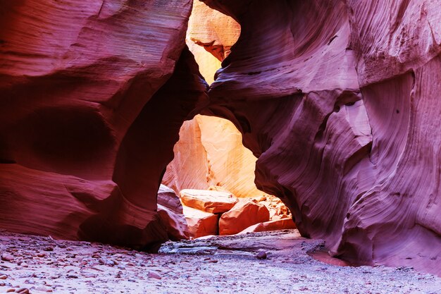 Slot Canyon im Grand Staircase Escalante Nationalpark, Utah, USA. Ungewöhnliche bunte Sandsteinformationen in den Wüsten Utahs sind ein beliebtes Ziel für Wanderer.