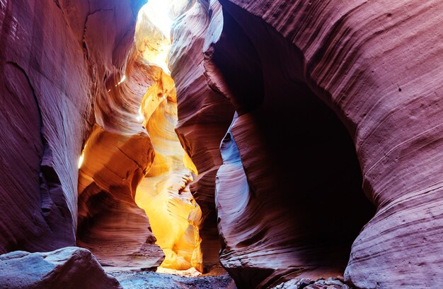 Slot Canyon im Grand Staircase Escalante Nationalpark, Utah, USA. Ungewöhnliche bunte Sandsteinformationen in den Wüsten Utahs sind ein beliebtes Ziel für Wanderer.