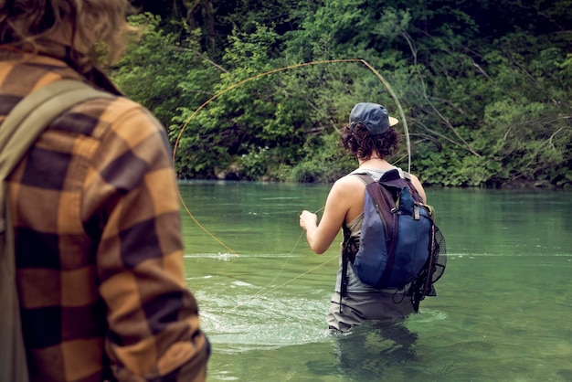 Slowenien, Fliegenfischen zwei Männer im Fluss Soca