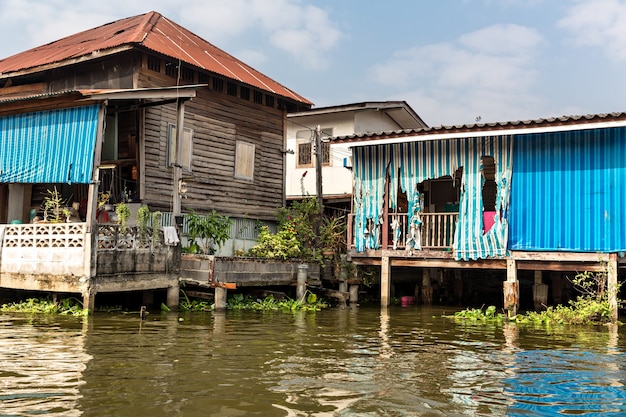 Slum auf schmutzigem kanal in asien