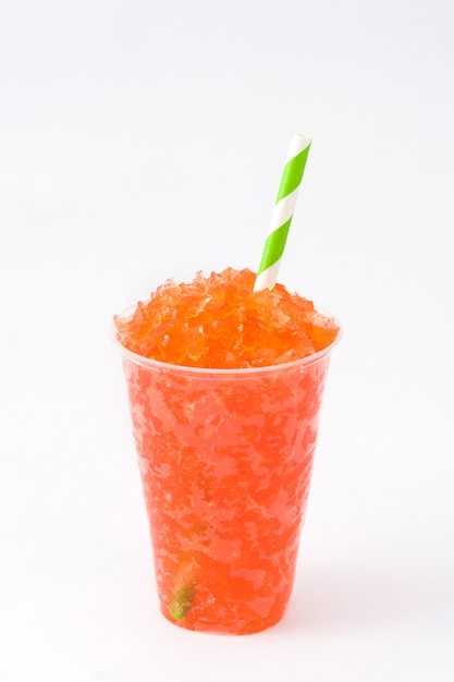 Slushie vermelho verão isolado no fundo branco