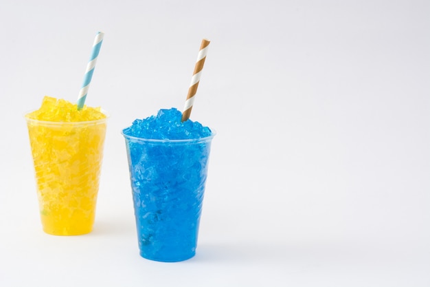 slushies de verão amarelo e azul no branco