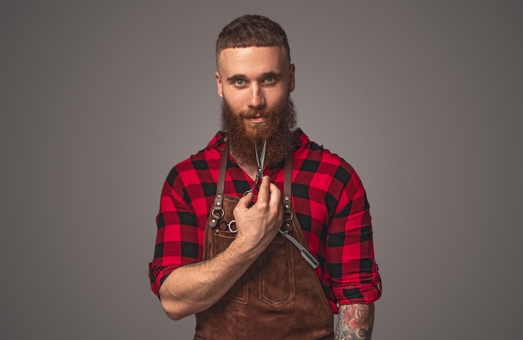 Foto sly barbeiro aparando barba ruiva