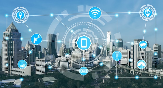 Smart City Skyline mit Symbolen für drahtlose Kommunikationsnetzwerke