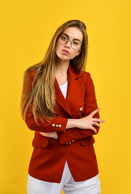 Smart Girl Brillen lange Haare tragen modische Blazer Büroangestellte Konzept