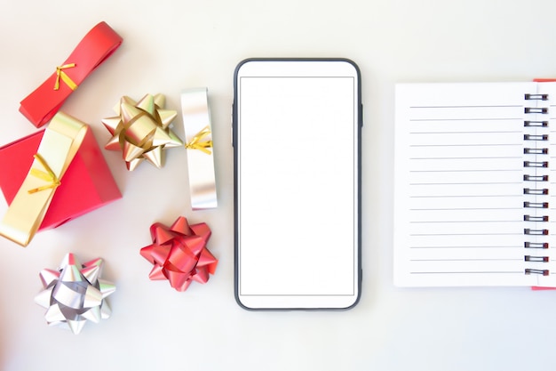 Smart phone e gift card, contato de papel com tela em branco